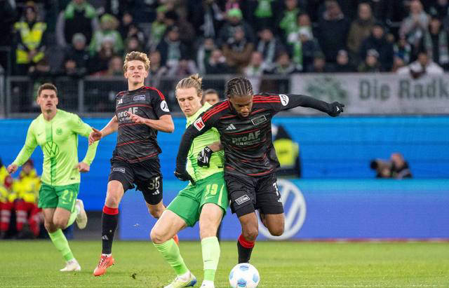 开云体育中国-沃尔夫斯堡队员汇聚力量，保持胜利势头的简单介绍