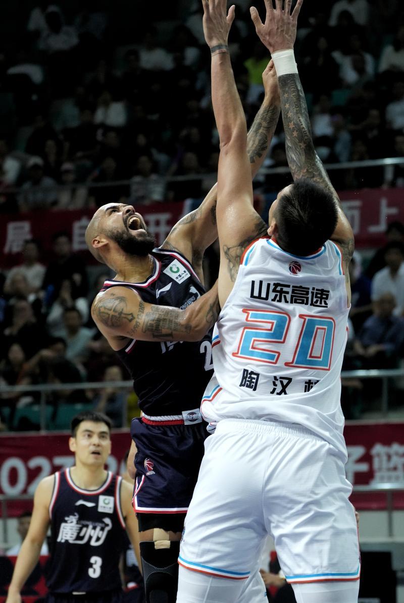 山东男篮赢下激烈比赛，晋级季后赛