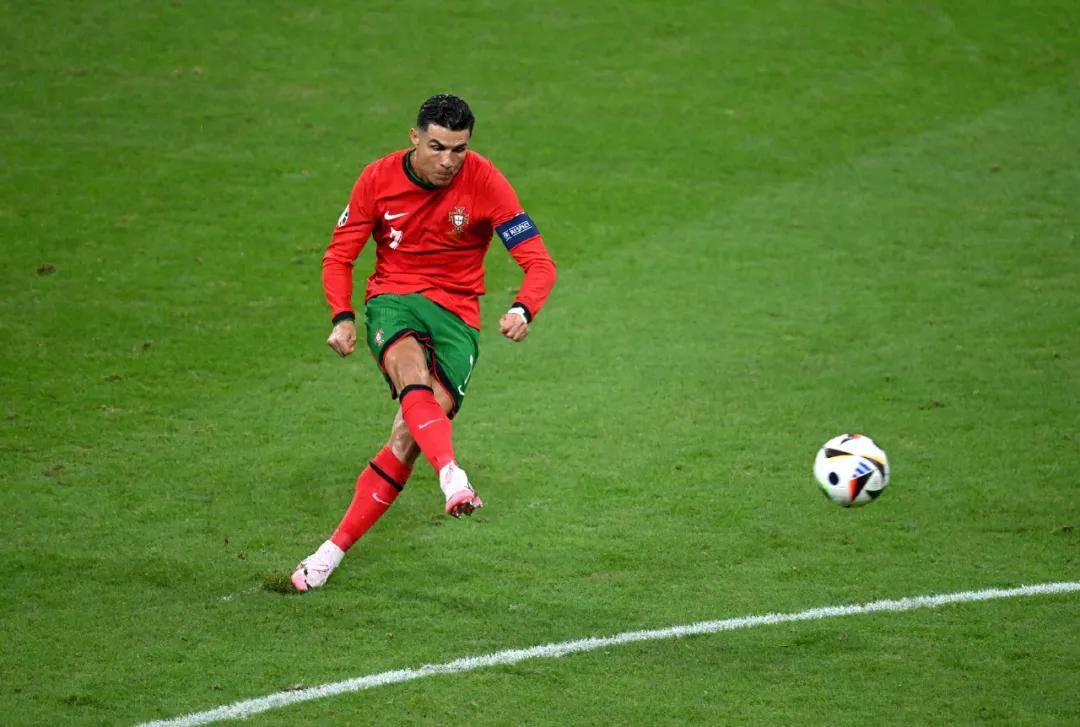 关于葡萄牙队长受伤,欧洲杯前景蒙上阴影的信息 关于葡萄牙队长受伤,欧洲杯前景蒙上阴影的信息