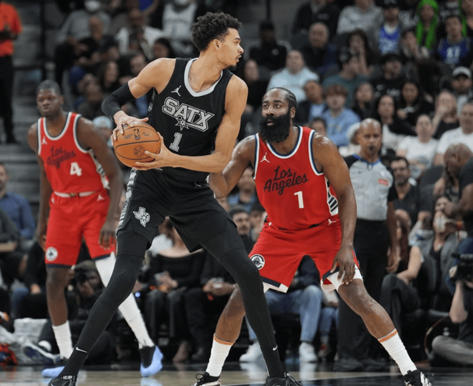 快船凭借哈勒尔关键时刻稳住比赛,战胜马刺的简单介绍 快船凭借哈勒尔关键时刻稳住比赛,战胜马刺的简单介绍