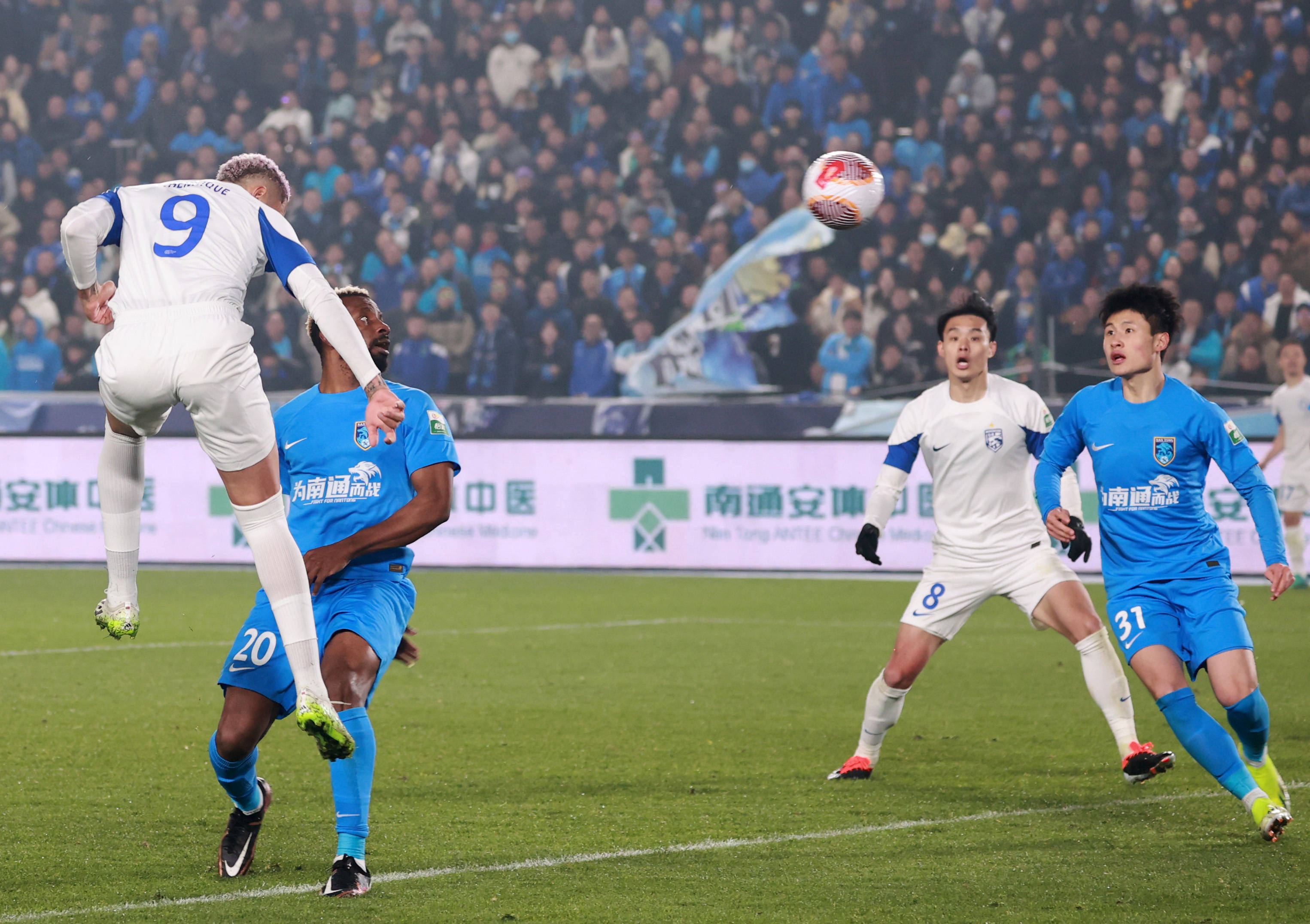 开云体育官网-足球比赛掀起热潮，各队实力悬殊激烈对抗