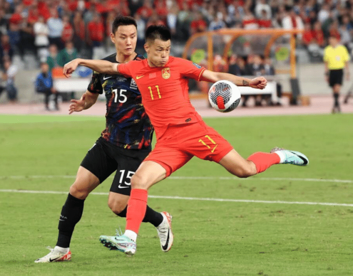 中国足球运动员在赛场上体现出众实力 中国足球运动员在赛场上体现出众实力