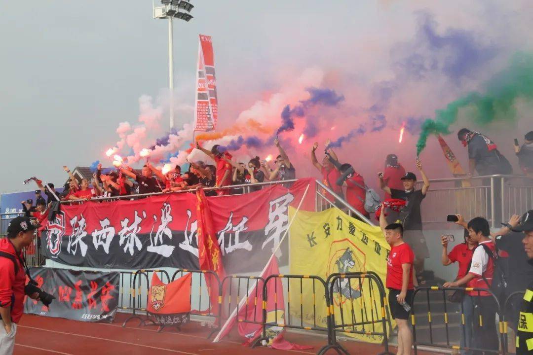 球队主场再战,球迷热情助威备战 球队主场再战,球迷热情助威备战