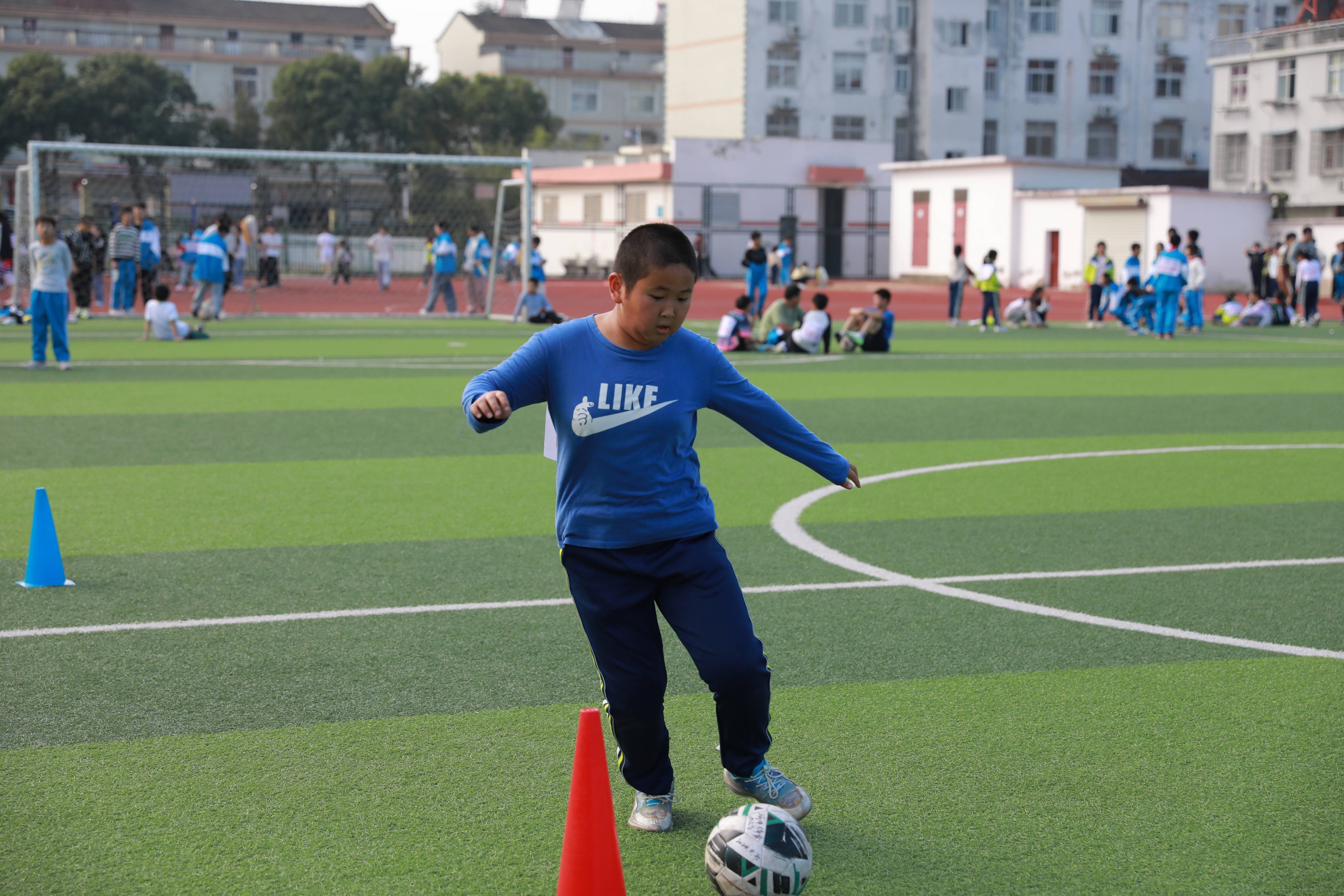 运动员们在比赛中展现出的专业水平和激情 运动员们在比赛中展现出的专业水平和激情