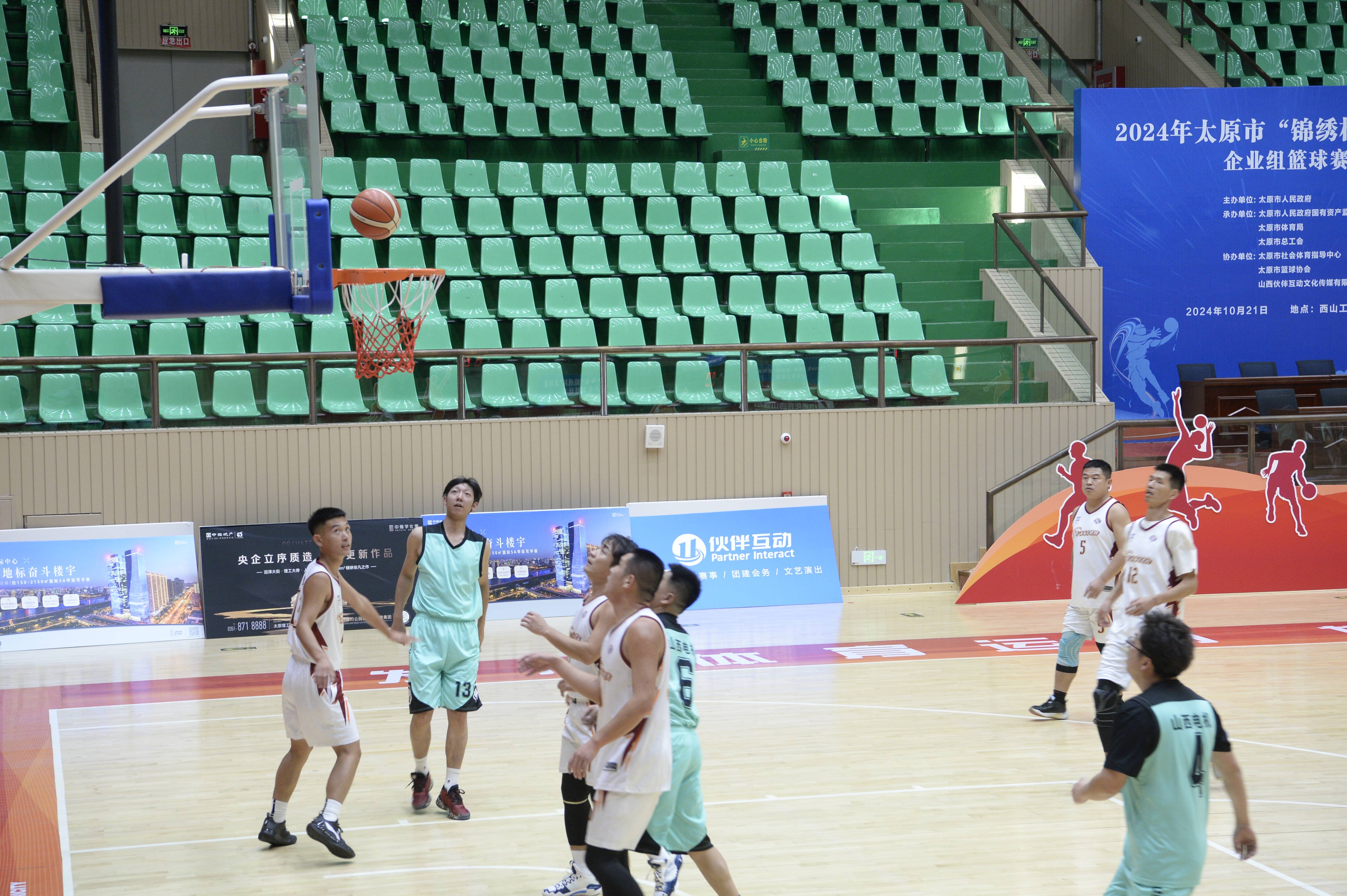 篮球比赛中球员展现出色表现 篮球比赛中球员展现出色表现