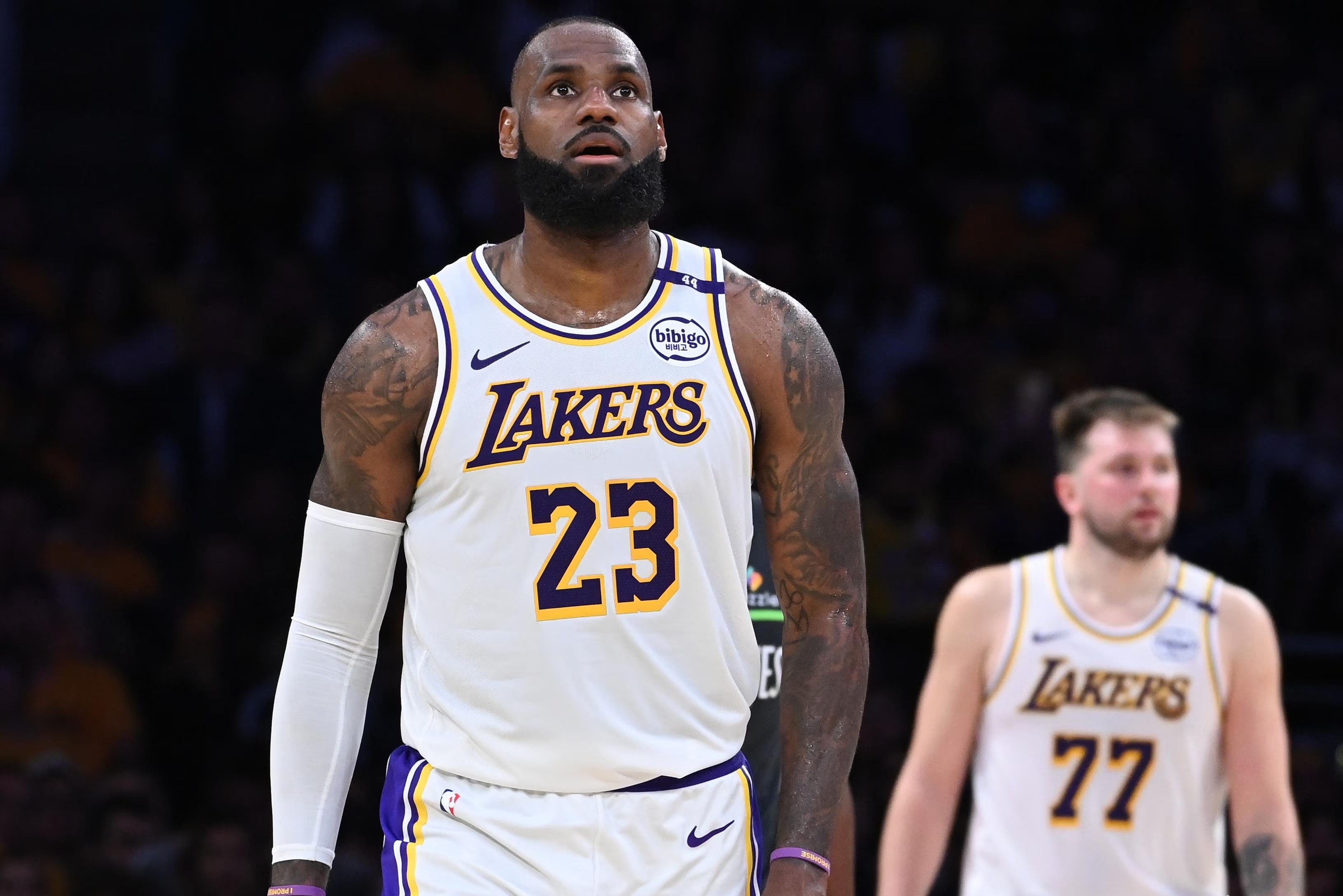 太阳惨遭湖人队横扫,约翰逊让球矮者必虐的简单介绍 太阳惨遭湖人队横扫,约翰逊让球矮者必虐的简单介绍