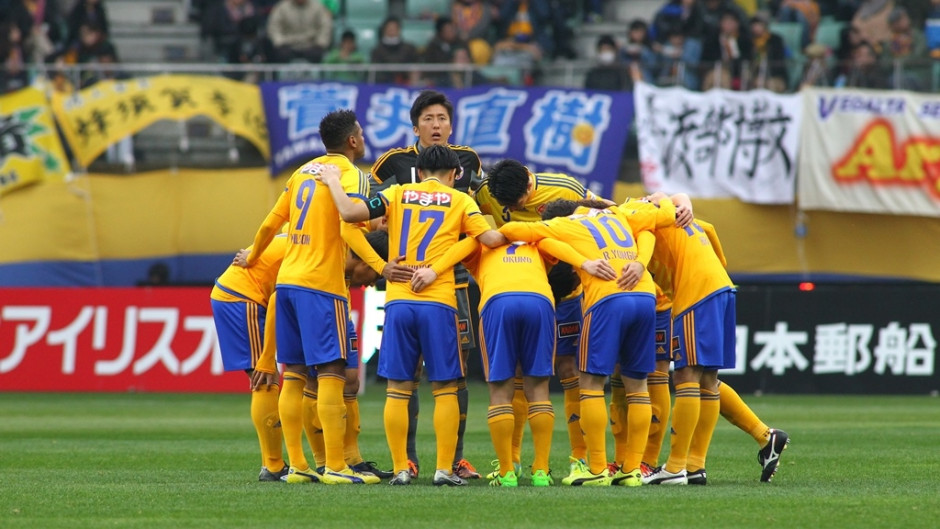 战胜对手强硬进攻,球队取得比赛胜利 战胜对手强硬进攻,球队取得比赛胜利