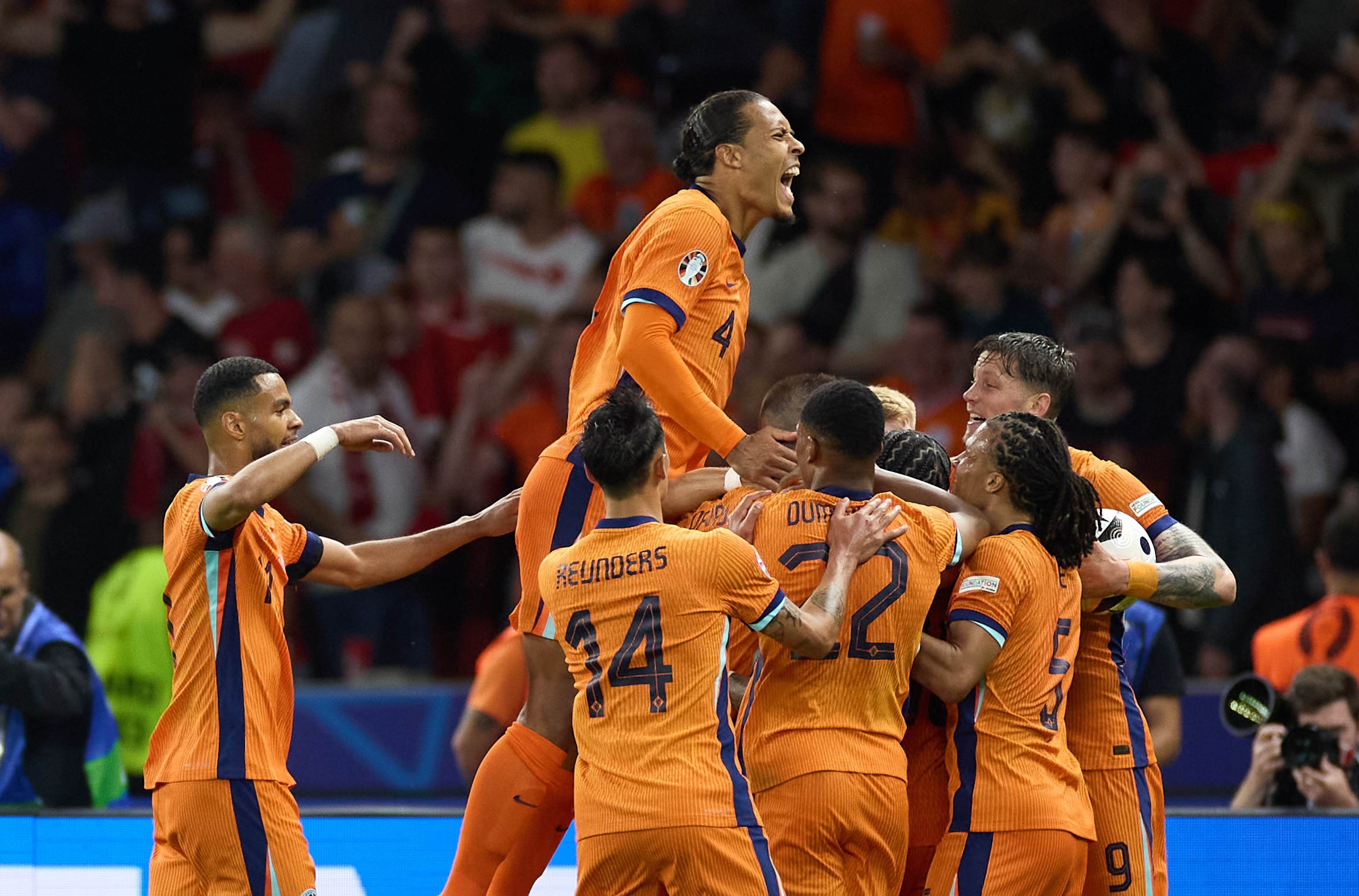 荷兰横扫捷克,闯入欧洲杯半决赛 荷兰横扫捷克,闯入欧洲杯半决赛