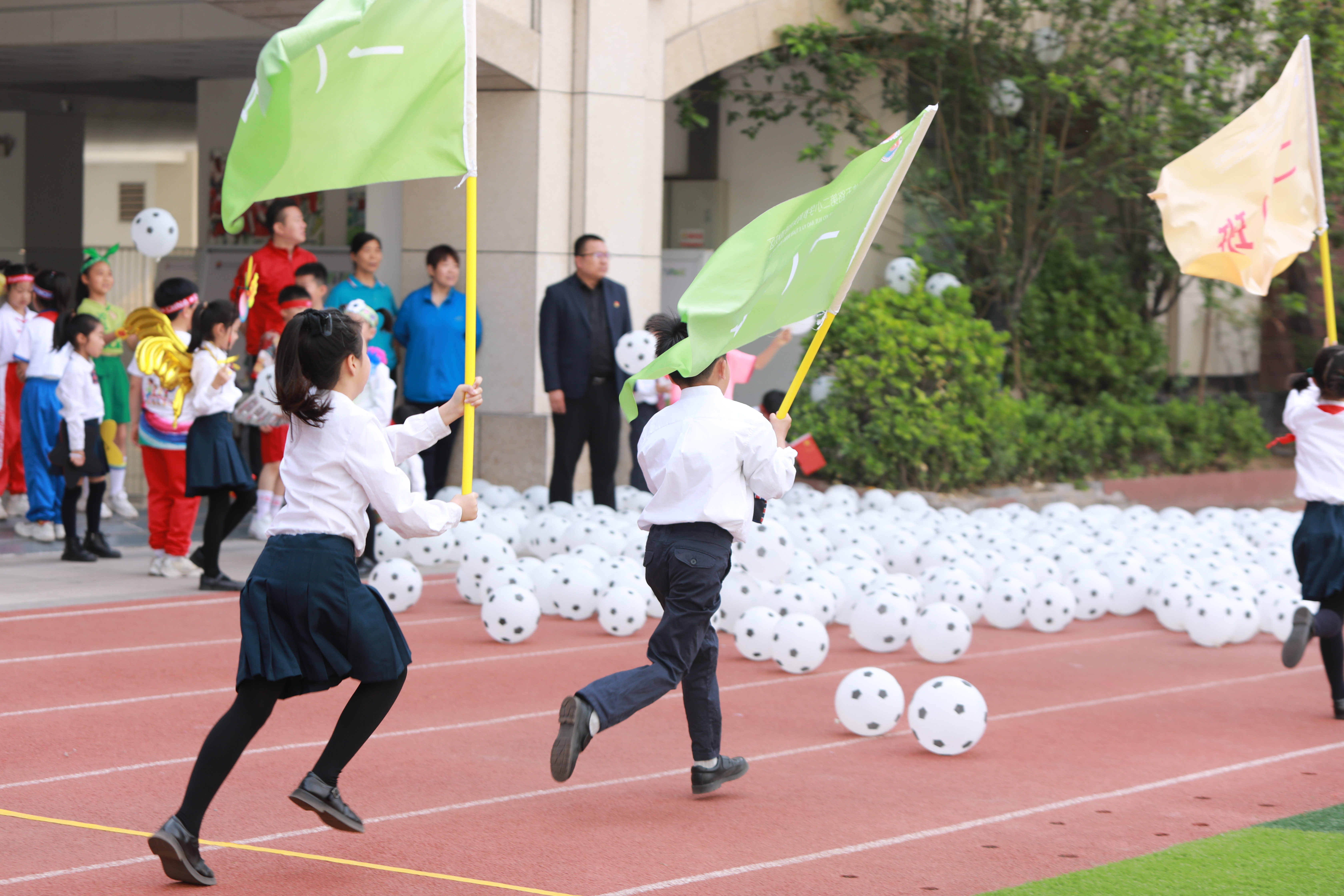 包含热血澎湃的足球赛场吸引着无数目光的词条 包含热血澎湃的足球赛场吸引着无数目光的词条