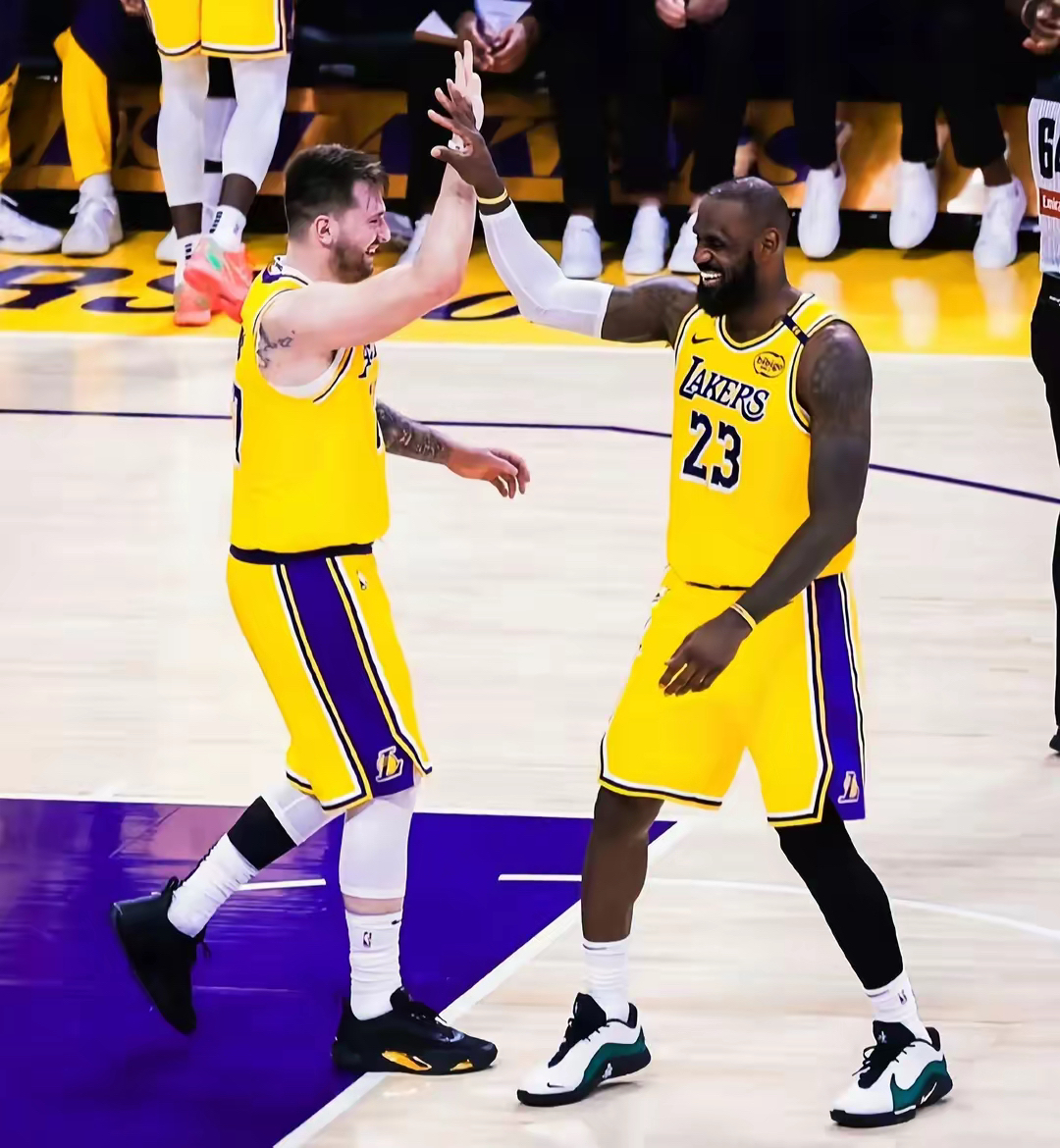 湖人大胜勇士,取得八连胜! 湖人大胜勇士,取得八连胜!