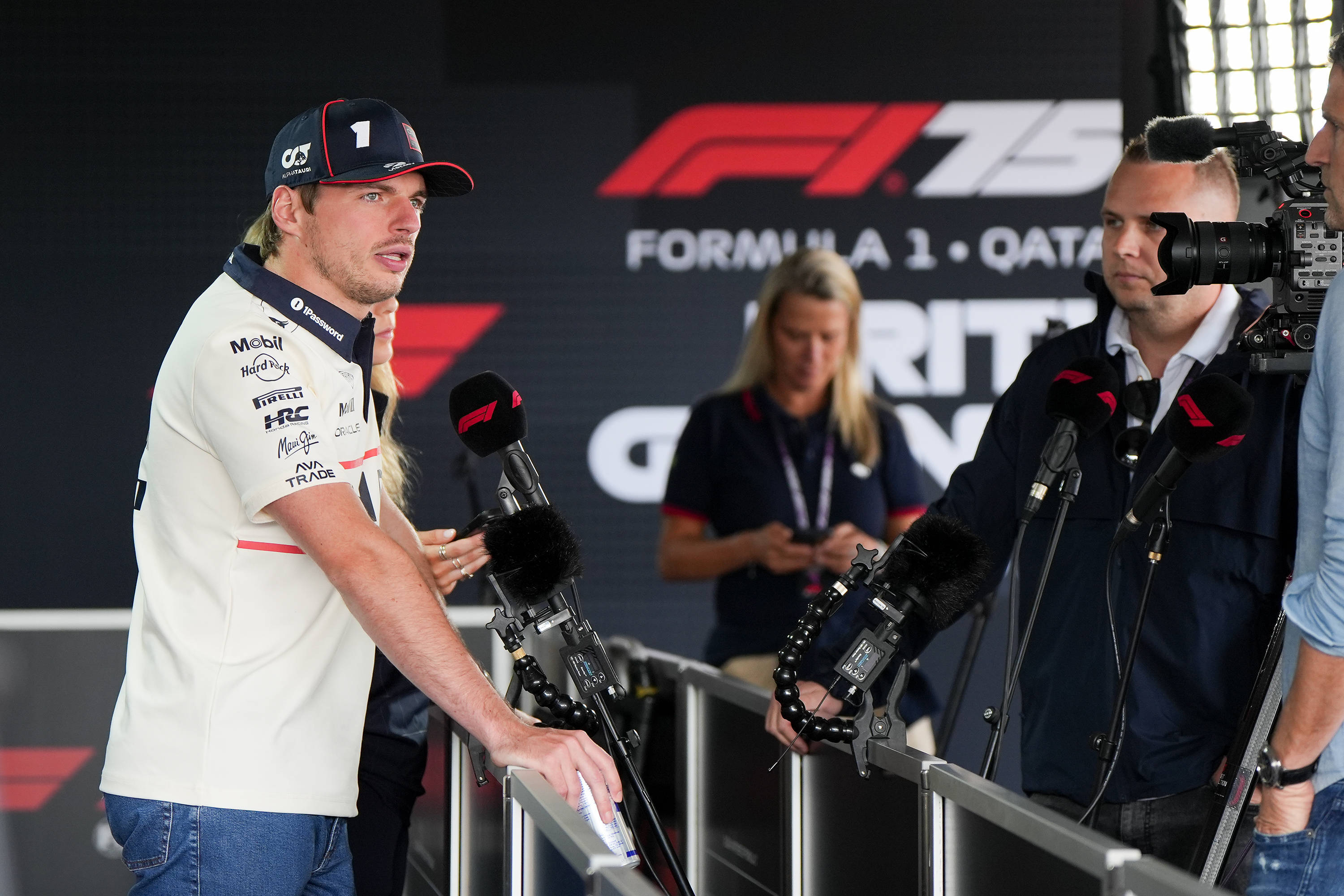 包含赛车赛后采访曝光,内幕引发热议的词条 包含赛车赛后采访曝光,内幕引发热议的词条