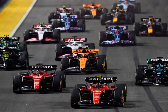 开云体育官网-梅赛德斯横扫哈斯车队,汉密尔顿点燃赛场