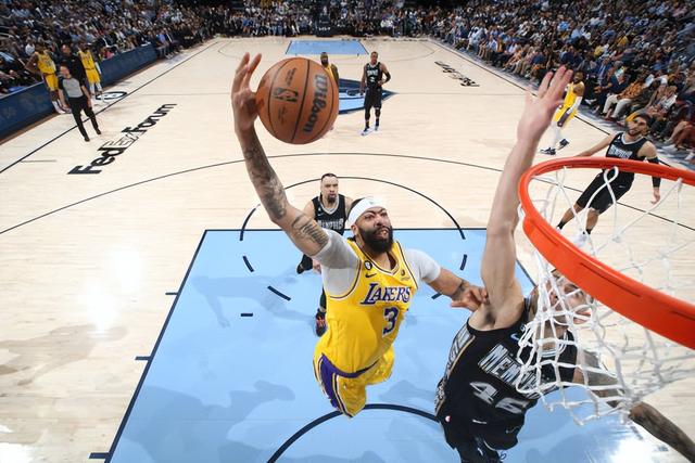 青岛队碾压灰熊，浓眉哥关键制胜